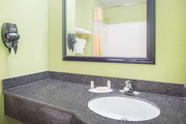  - Days Inn & Suites Swainsboro
