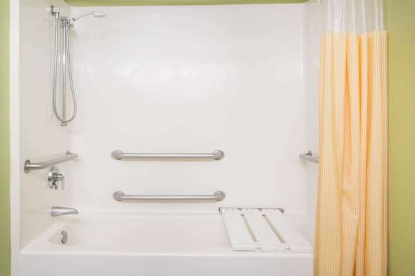  - Days Inn & Suites Swainsboro