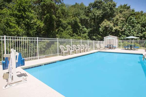 Pool - Days Inn & Suites Swainsboro