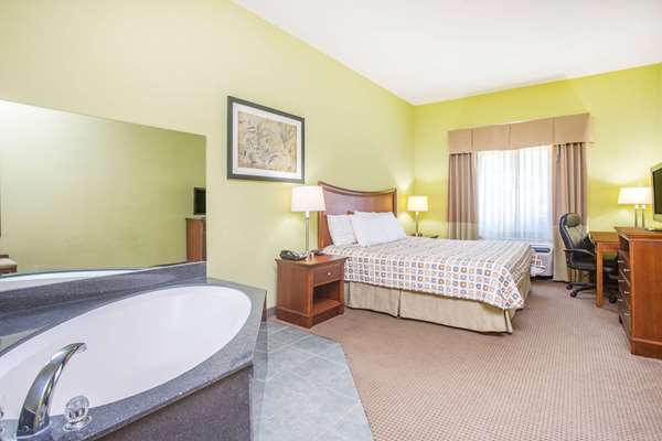 Suite - Days Inn & Suites Swainsboro