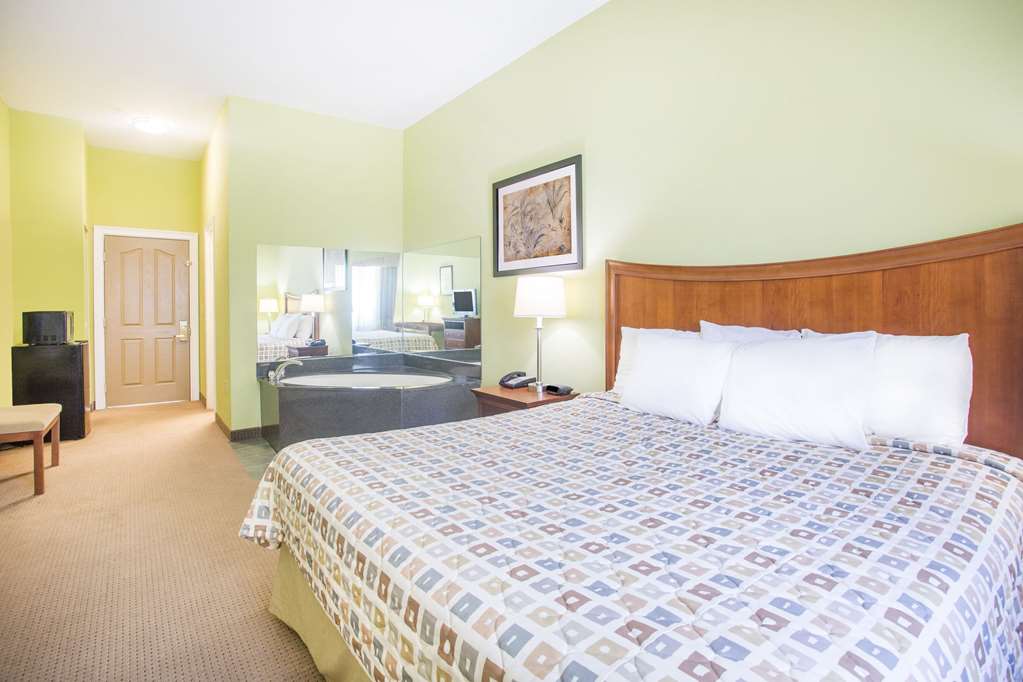 DAYS INN & SUITES BY WYNDHAM SWAINS-guestroom-Guest Room,Tub - Jetted,Suite,On-Site.jpg