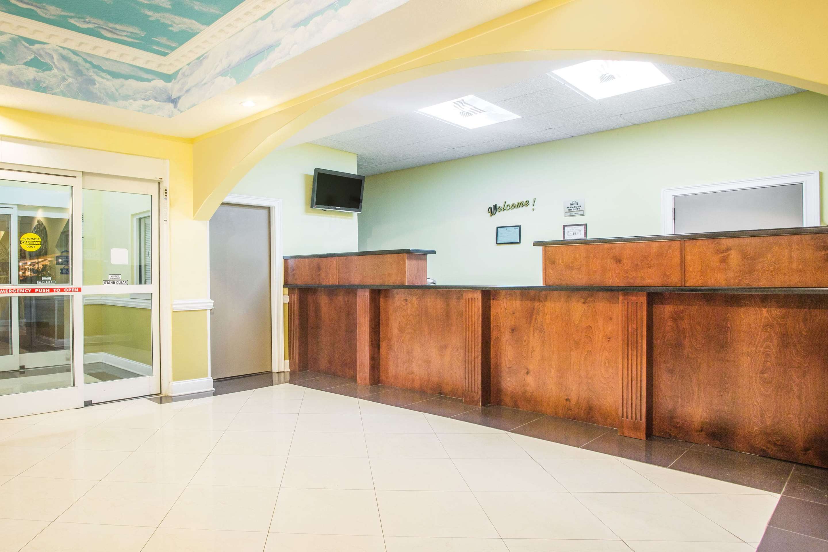 Lobby | Days Inn & Suites by Wyndham Swainsboro