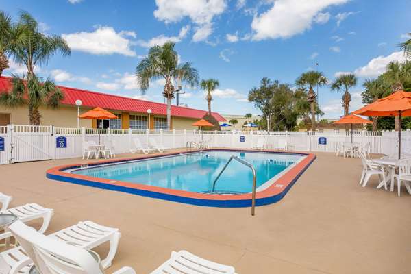 Pool - Howard Johnson Inn Lakeland - I-4, Exit 32