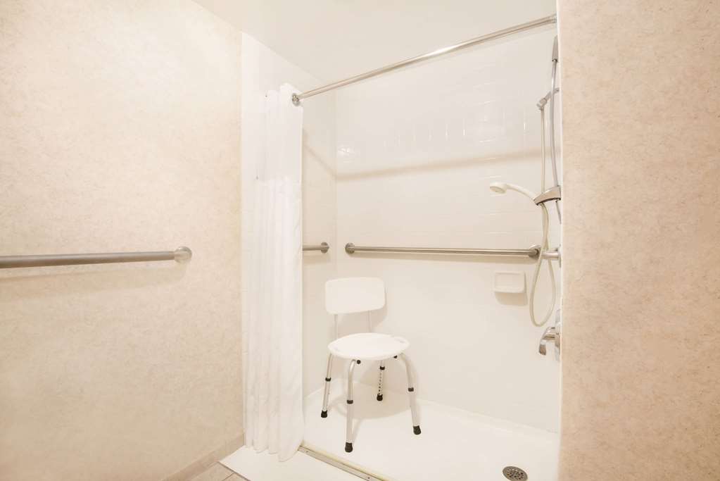 TRAVELODGE BY WYNDHAM PUEBLO-guestroom-Guest Room,Bathroom,On-Site.jpg