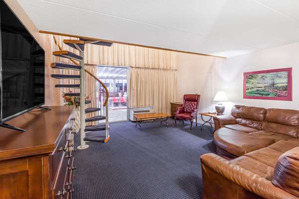 Suite - Ramada Inn & Conference Center Grayling - I-75, Exit 254