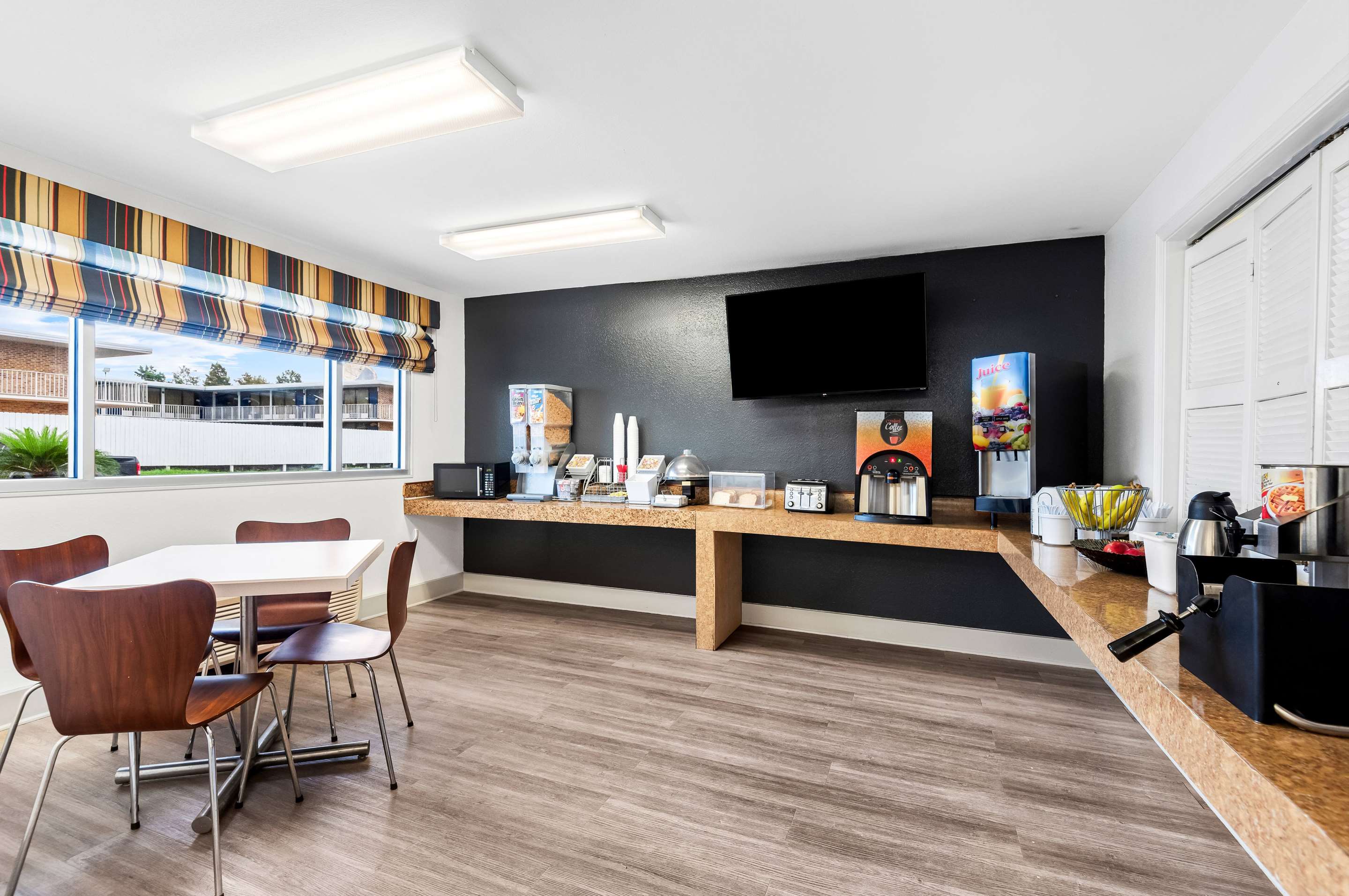 Breakfast Area | Super 8 by Wyndham Baton Rouge/I-10