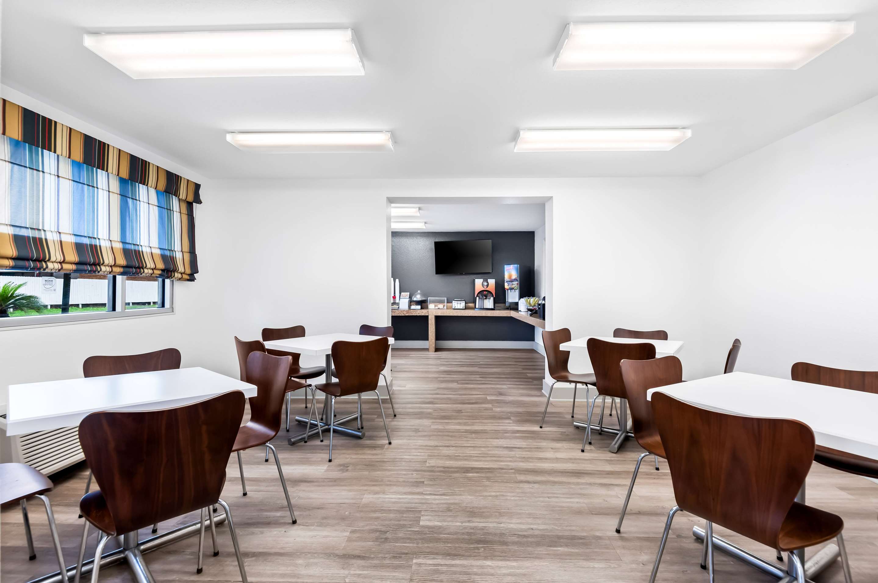 Breakfast Area | Super 8 by Wyndham Baton Rouge/I-10