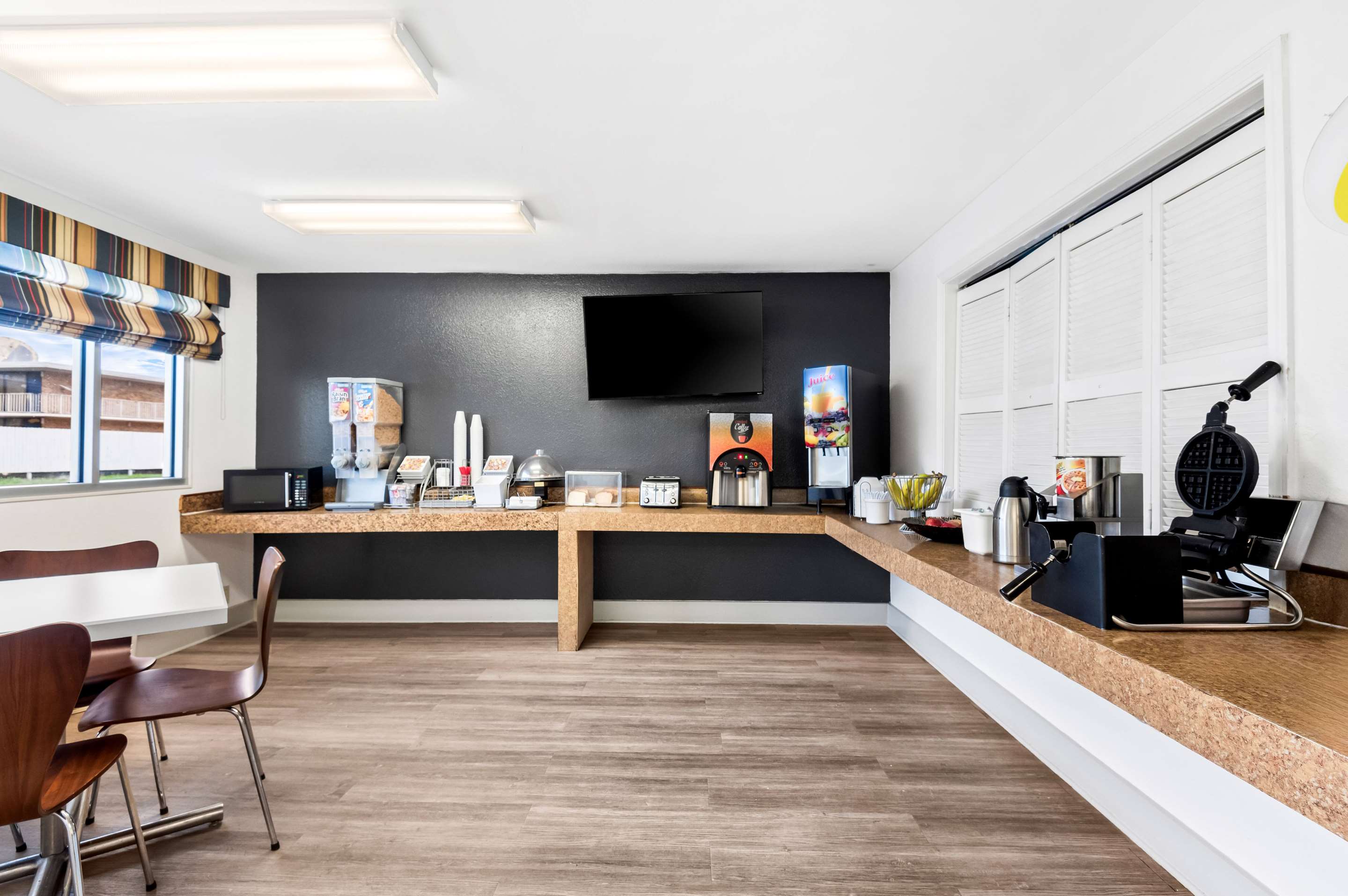 Breakfast Area | Super 8 by Wyndham Baton Rouge/I-10