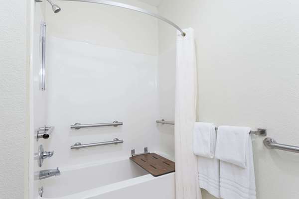  - Days Inn Speedway Kansas City - I-70, Exit 414