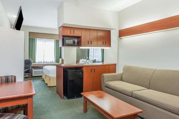 Suite - Days Inn Speedway Kansas City - I-70, Exit 414