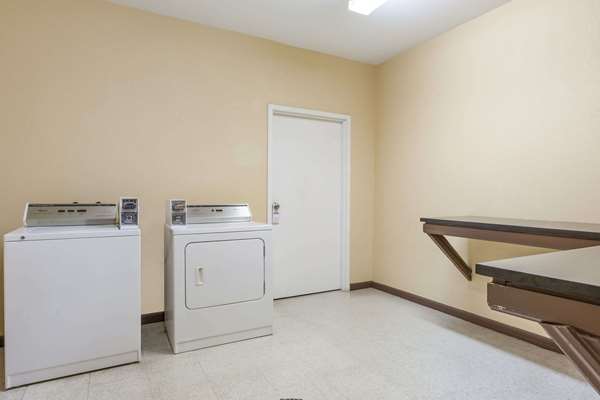  - Days Inn Speedway Kansas City - I-70, Exit 414