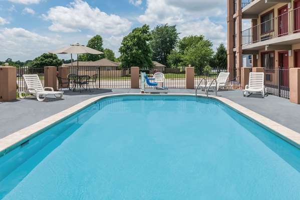 Pool - Days Inn & Suites Springfield - I-44, Exit 80