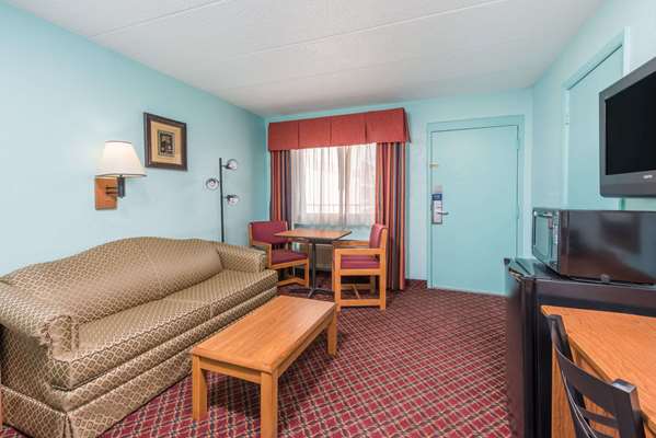  - Days Inn & Suites Springfield - I-44, Exit 80
