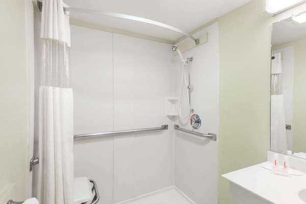  - Days Inn & Suites Springfield - I-44, Exit 80