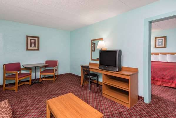 Suite - Days Inn & Suites Springfield - I-44, Exit 80