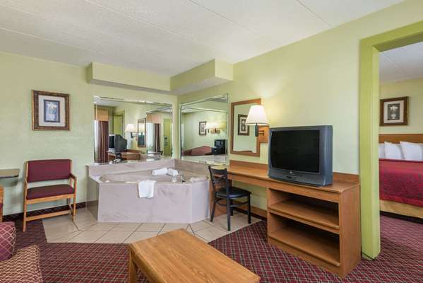 Suite - Days Inn & Suites Springfield - I-44, Exit 80