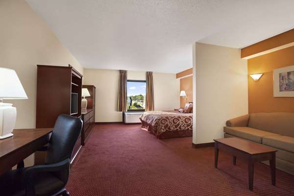 Suite - Days Inn & Suites Cedar Rapids