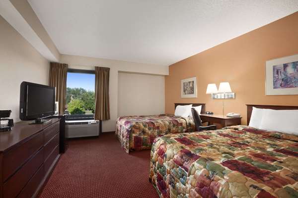  - Days Inn & Suites Cedar Rapids
