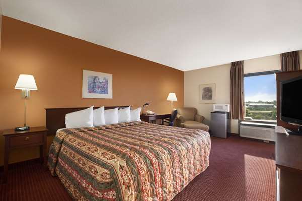  - Days Inn & Suites Cedar Rapids