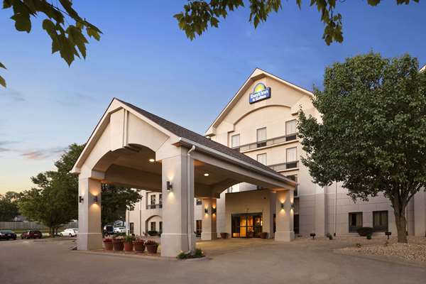 Exterior view - Days Inn & Suites Cedar Rapids
