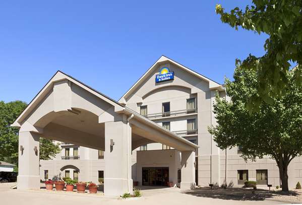 Exterior view - Days Inn & Suites Cedar Rapids
