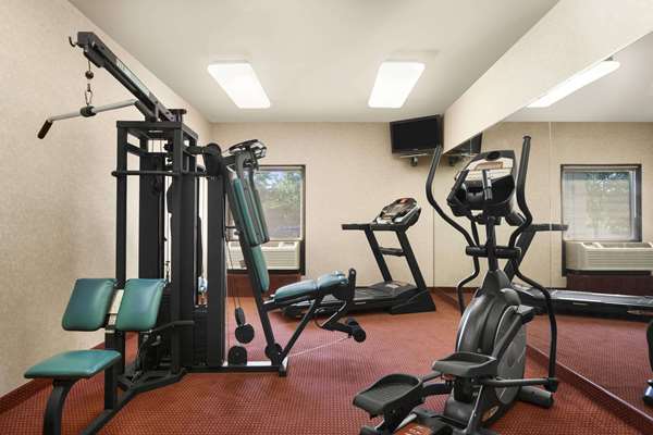 Fitness/ Exercise Room - Days Inn & Suites Cedar Rapids