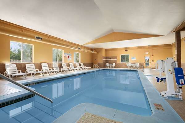 Pool - Days Inn & Suites Cedar Rapids