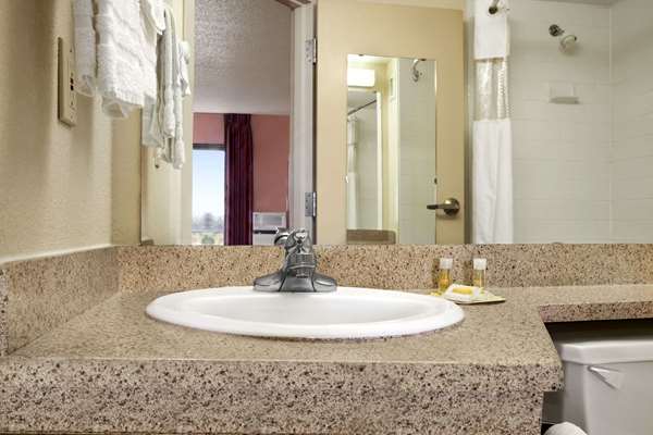  - Days Inn & Suites Cedar Rapids