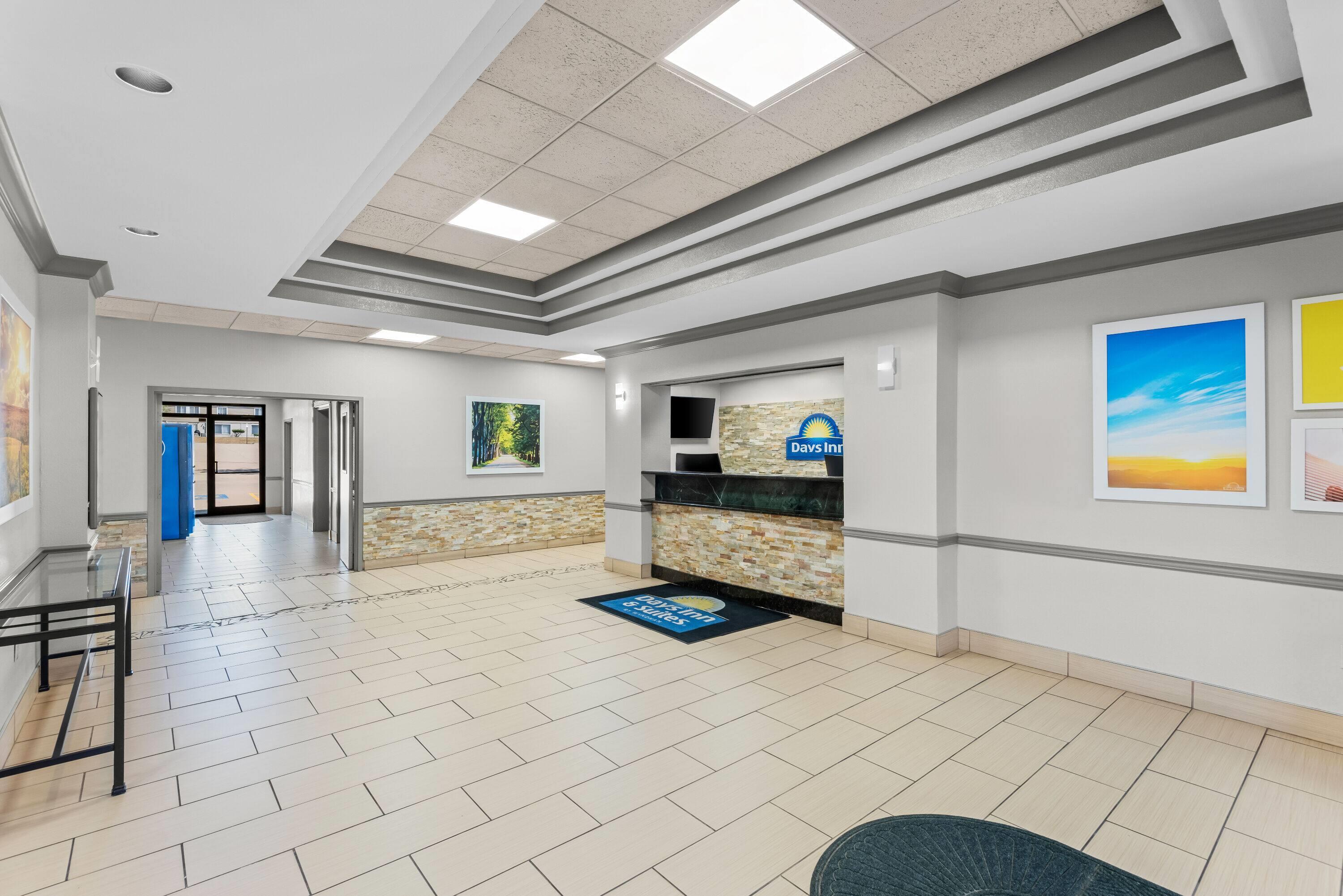 Lobby | Days Inn & Suites by Wyndham Cedar Rapids