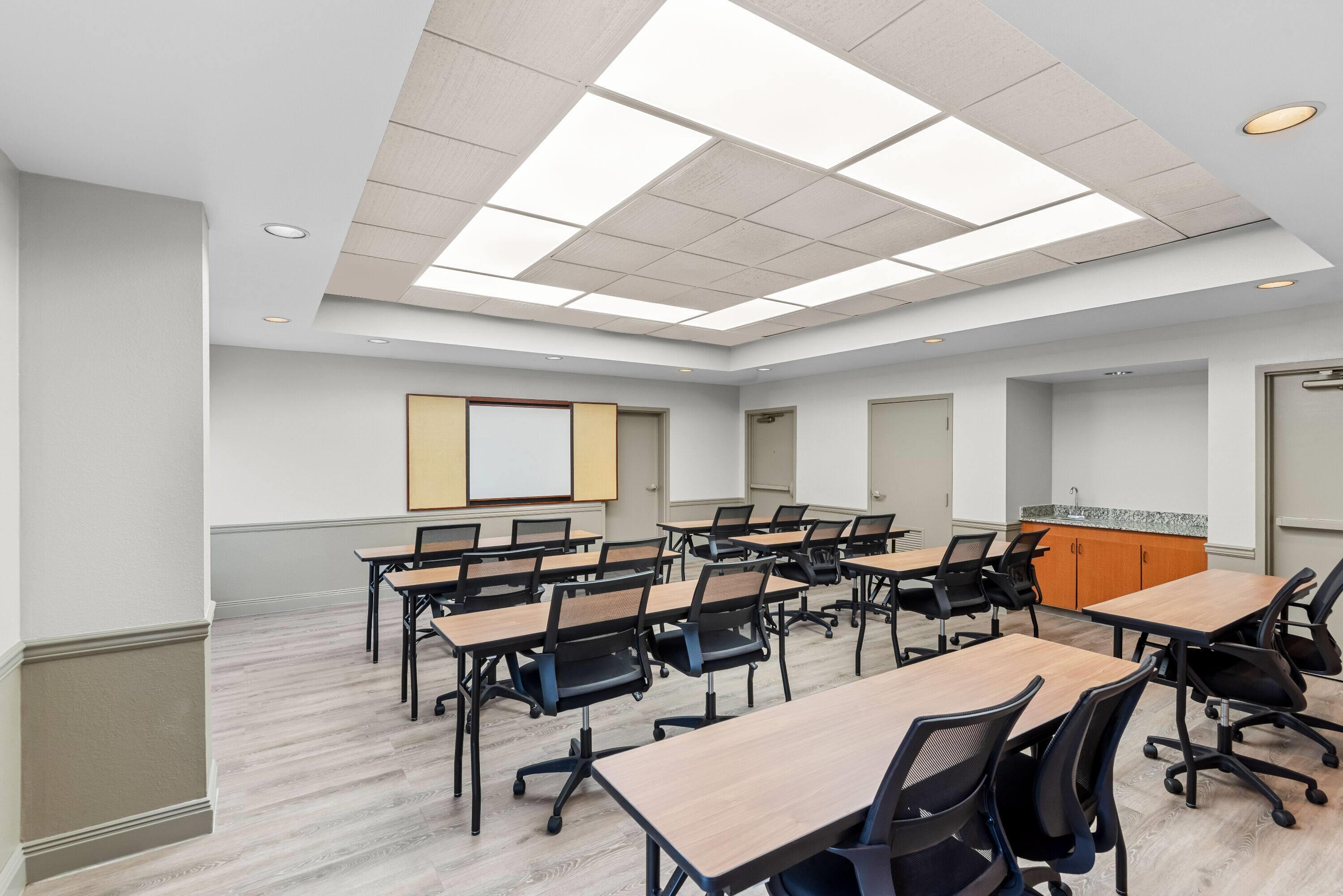 Meeting Room | Days Inn & Suites by Wyndham Cedar Rapids