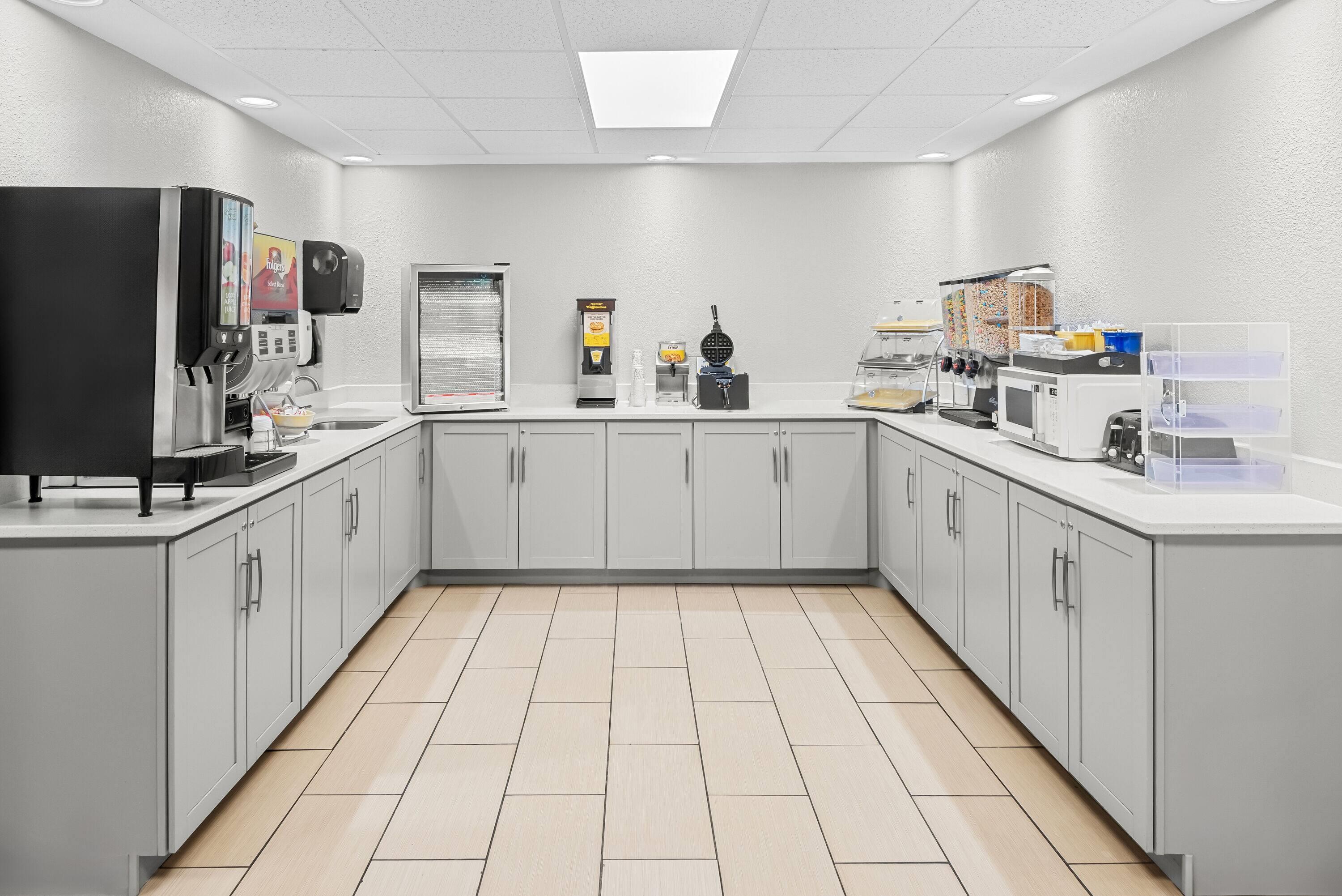 Undefined | Days Inn & Suites by Wyndham Cedar Rapids