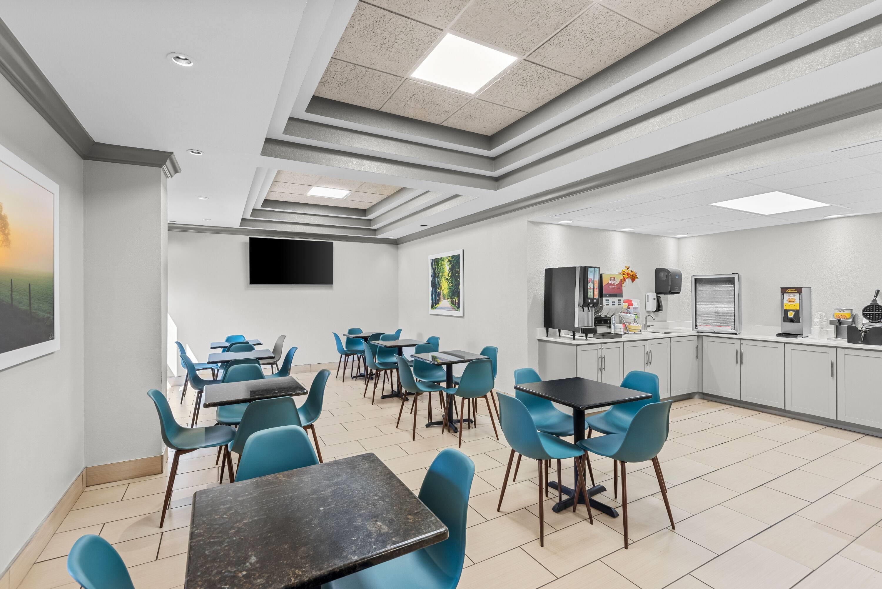Breakfast Area | Days Inn & Suites by Wyndham Cedar Rapids