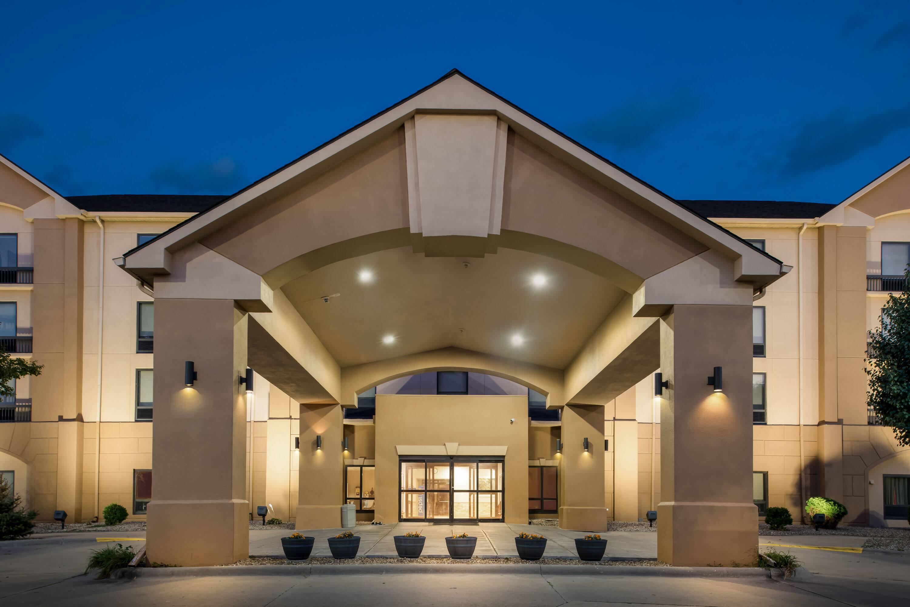 Exterior | Days Inn & Suites by Wyndham Cedar Rapids