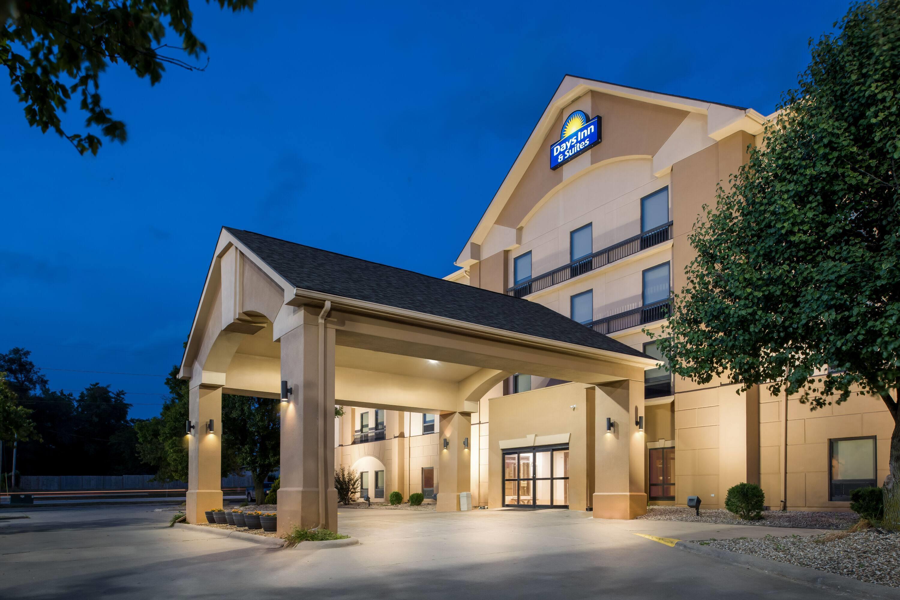 Exterior | Days Inn & Suites by Wyndham Cedar Rapids