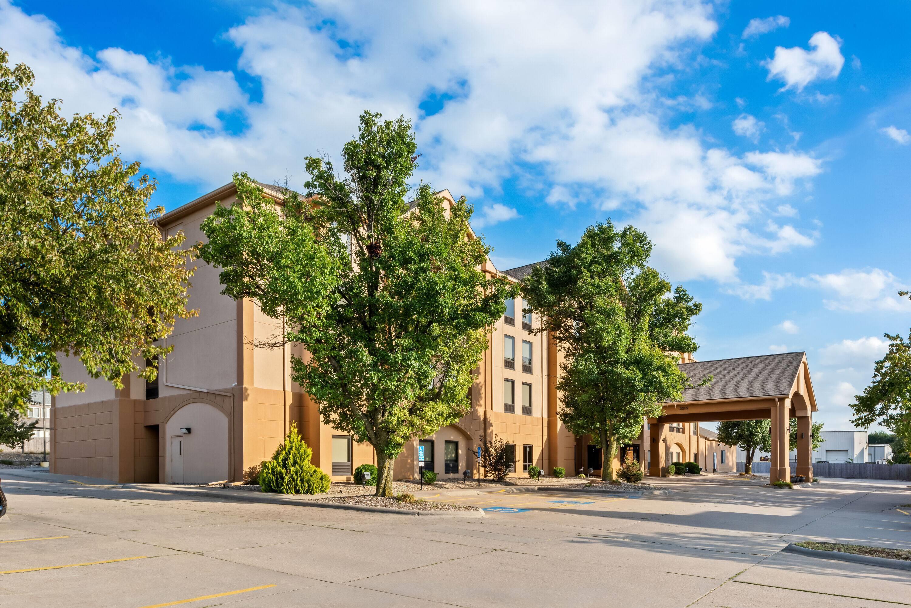 Exterior | Days Inn & Suites by Wyndham Cedar Rapids