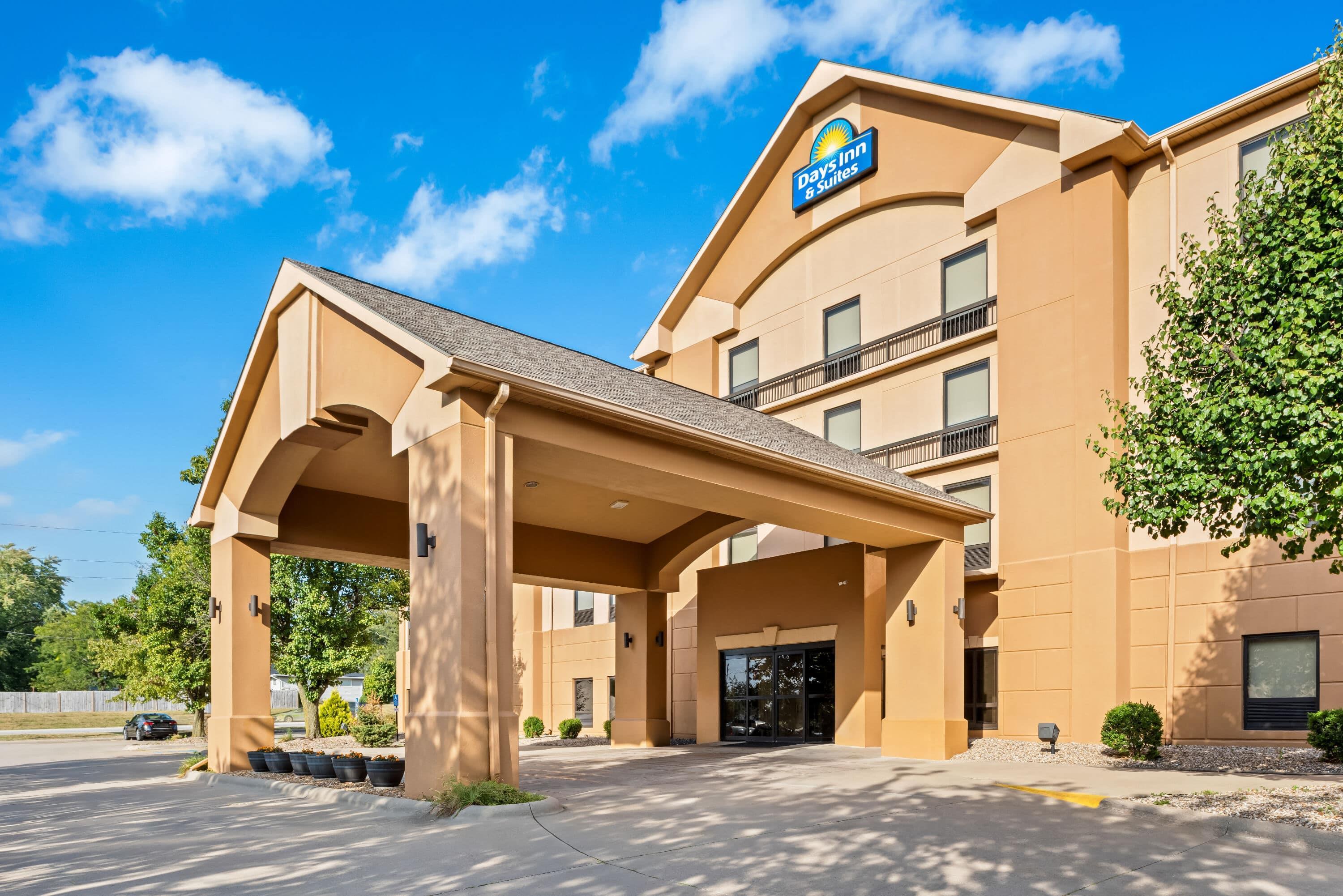 Exterior | Days Inn & Suites by Wyndham Cedar Rapids