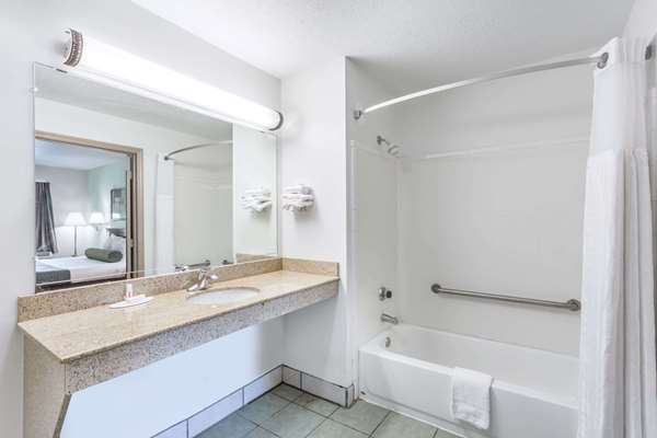  - Days Inn Raleigh Crabtree