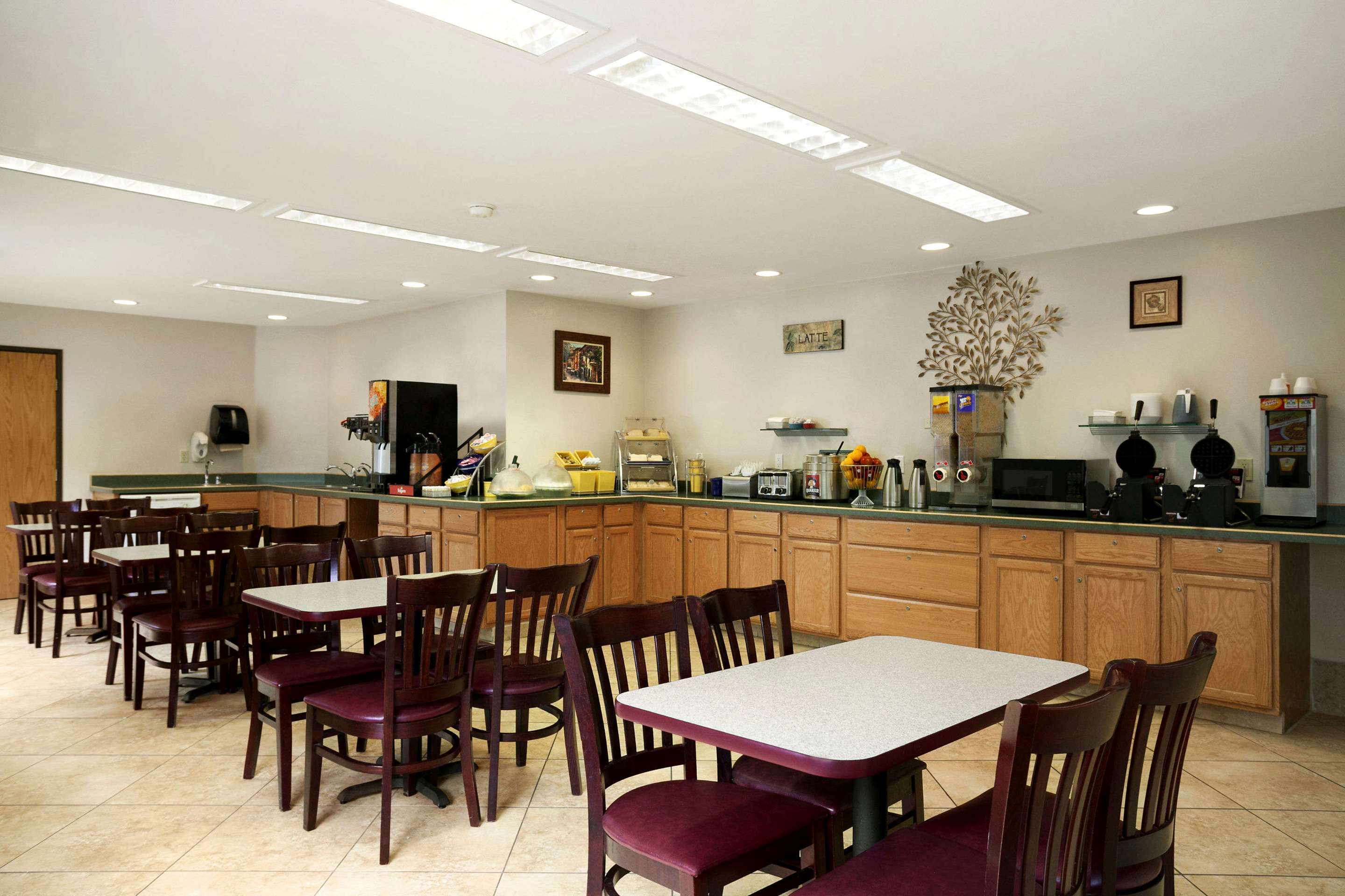 Restaurant | Days Inn by Wyndham Kent 84th Ave