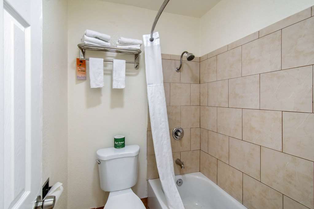 HOWARD JOHNSON SAN DIEGO CHULA-guestroom-Guest Room,Bathroom,On-Site.jpg