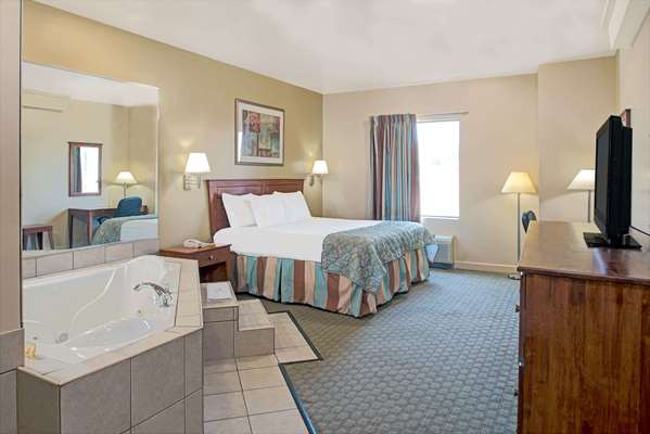 Suite - Days Inn Downtown St Louis - I-70, Exits 248B & 248C