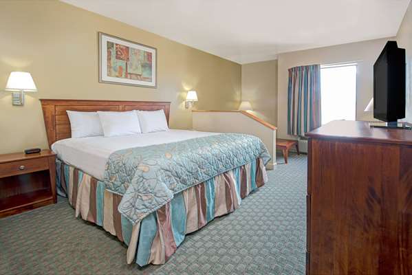 Suite - Days Inn Downtown St Louis - I-70, Exits 248B & 248C