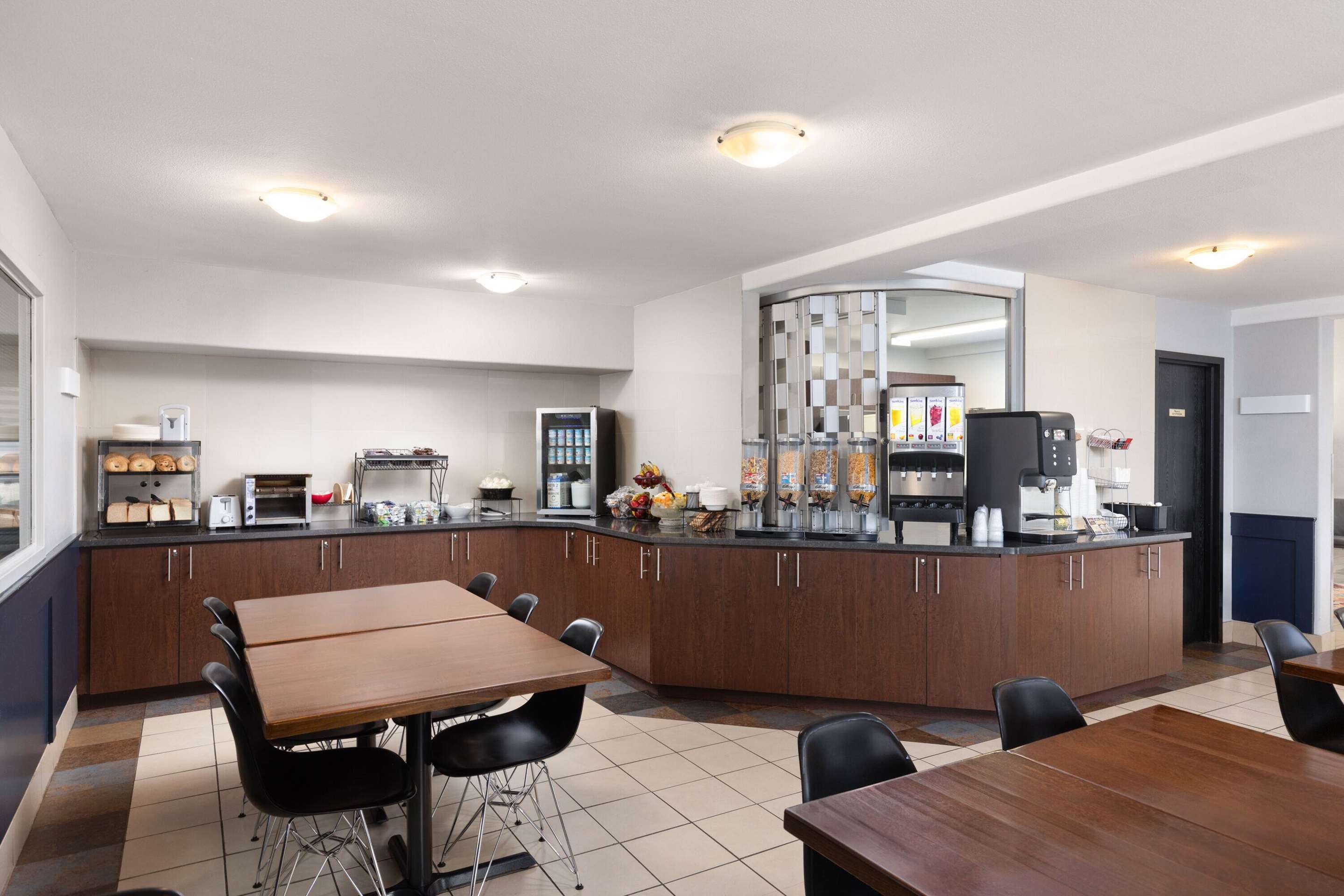 Property amenity | Super 8 by Wyndham St-Jerome