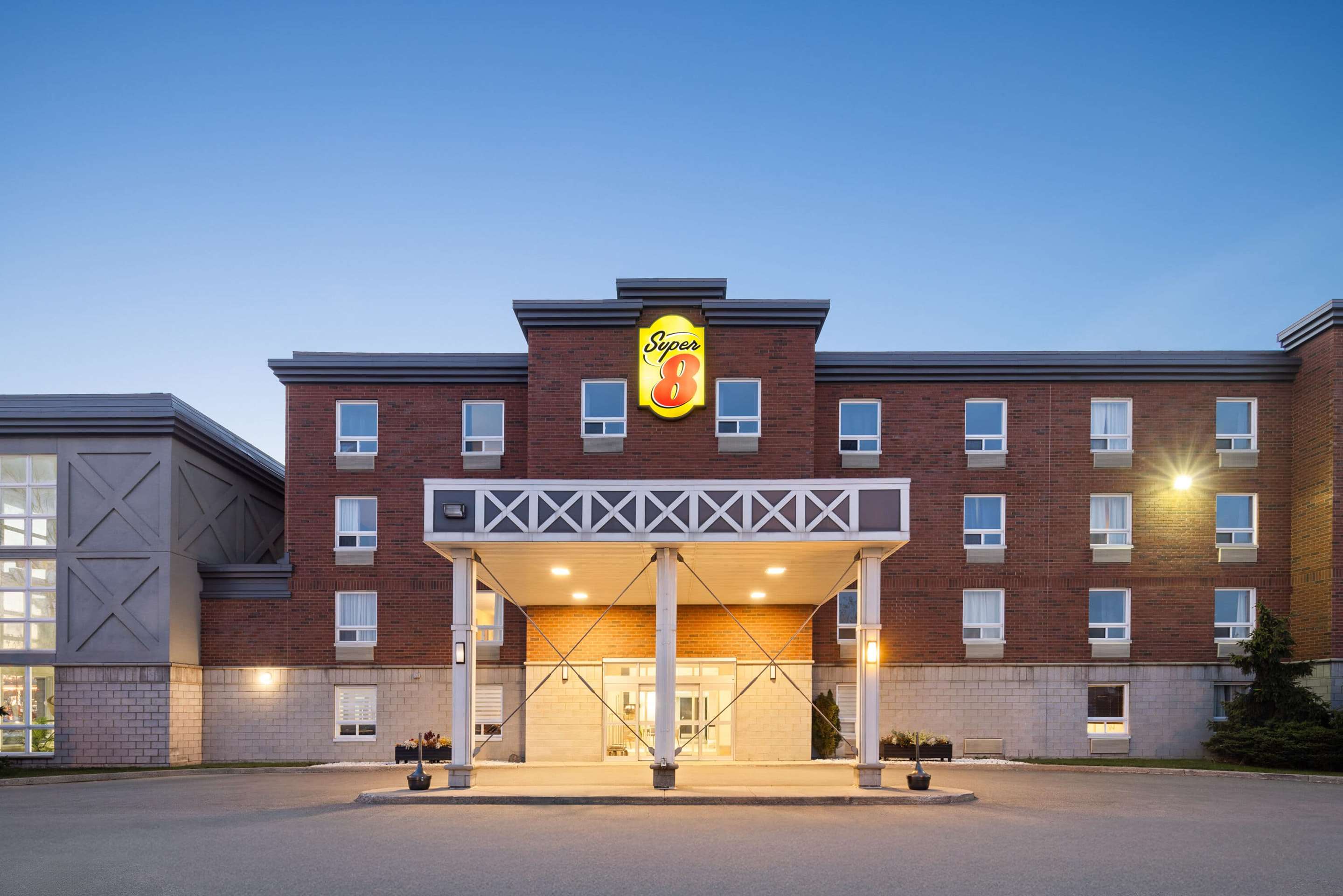 Exterior | Super 8 by Wyndham St-Jerome