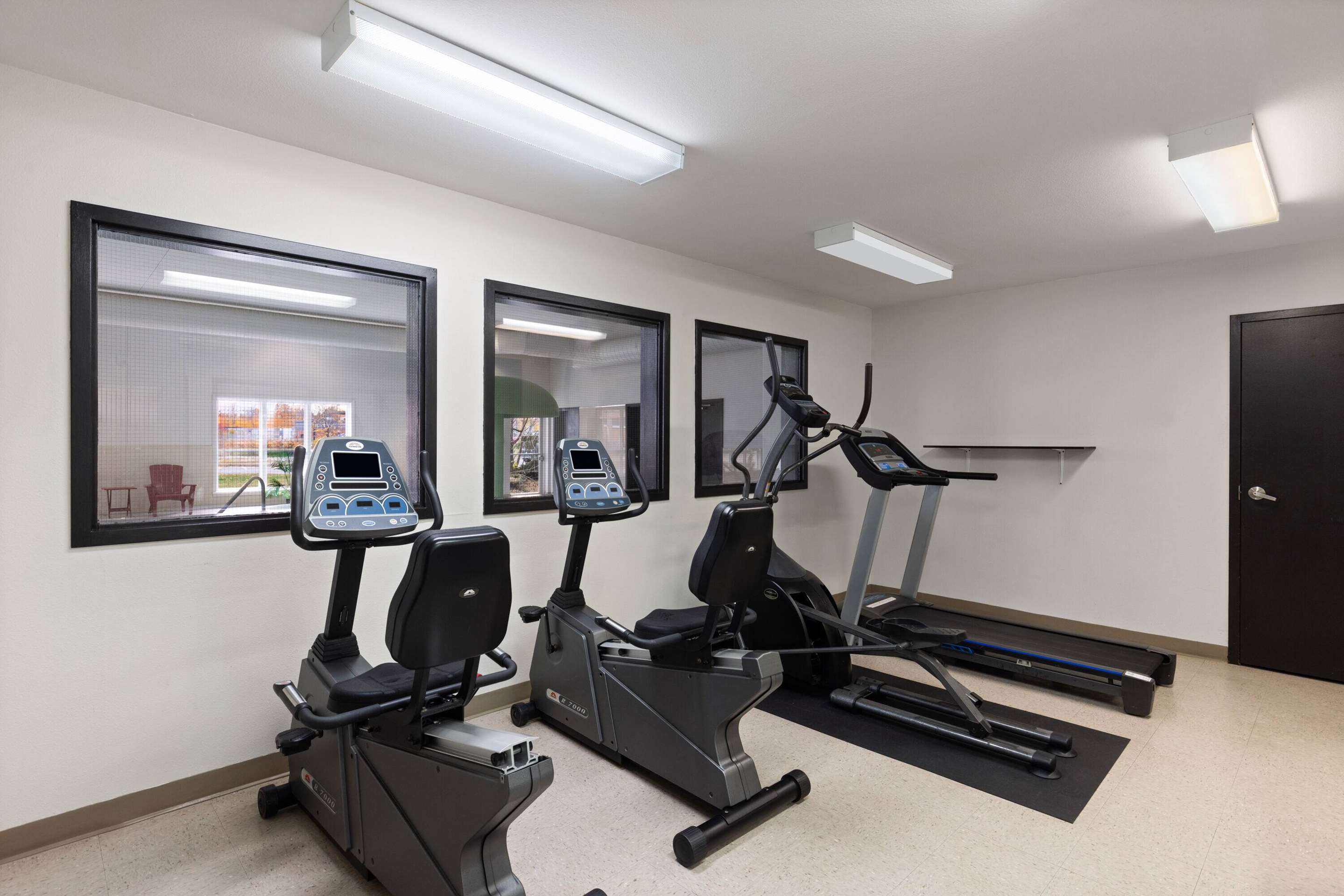 Health club fitness center gym | Super 8 by Wyndham St-Jerome
