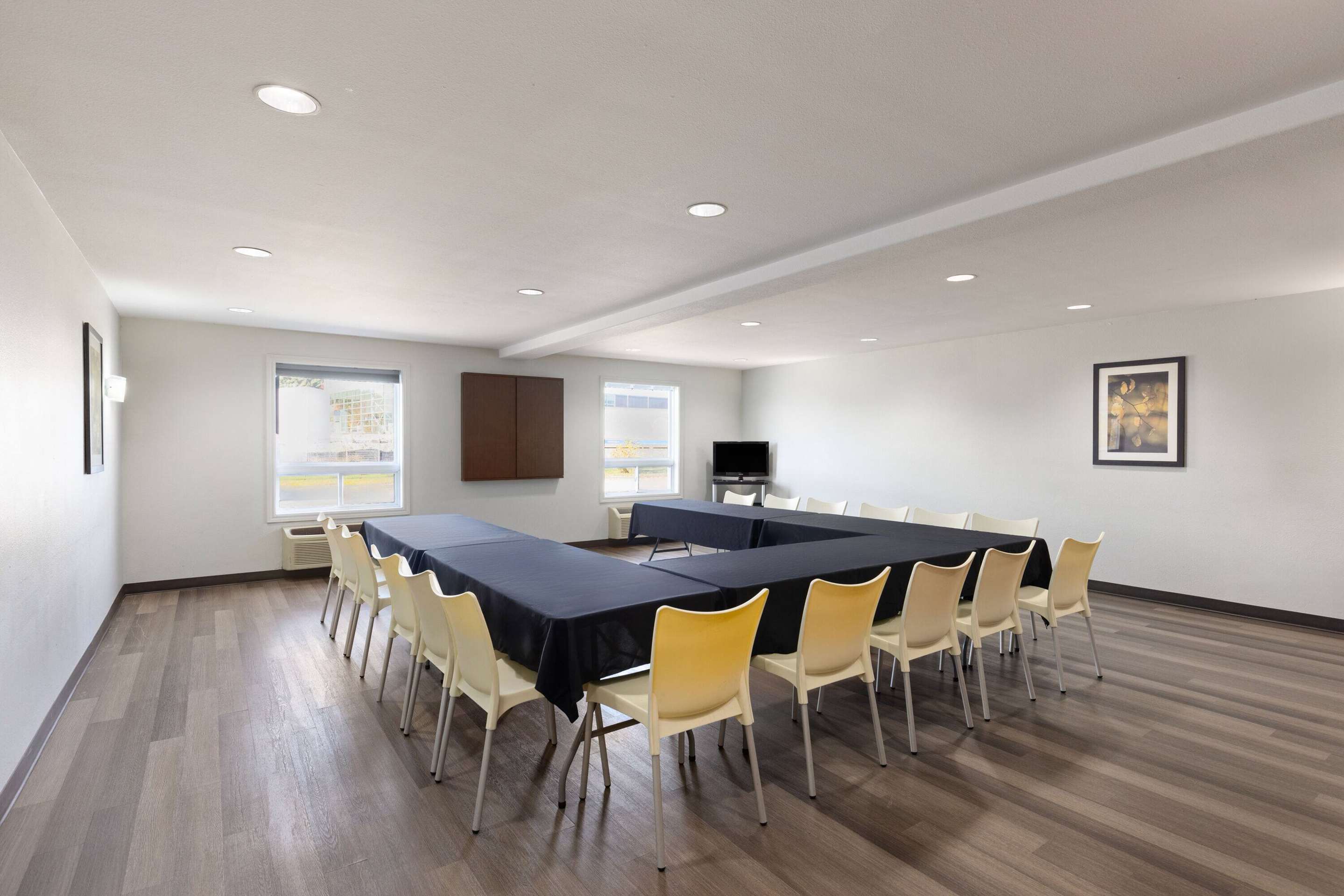 Meeting Room | Super 8 by Wyndham St-Jerome