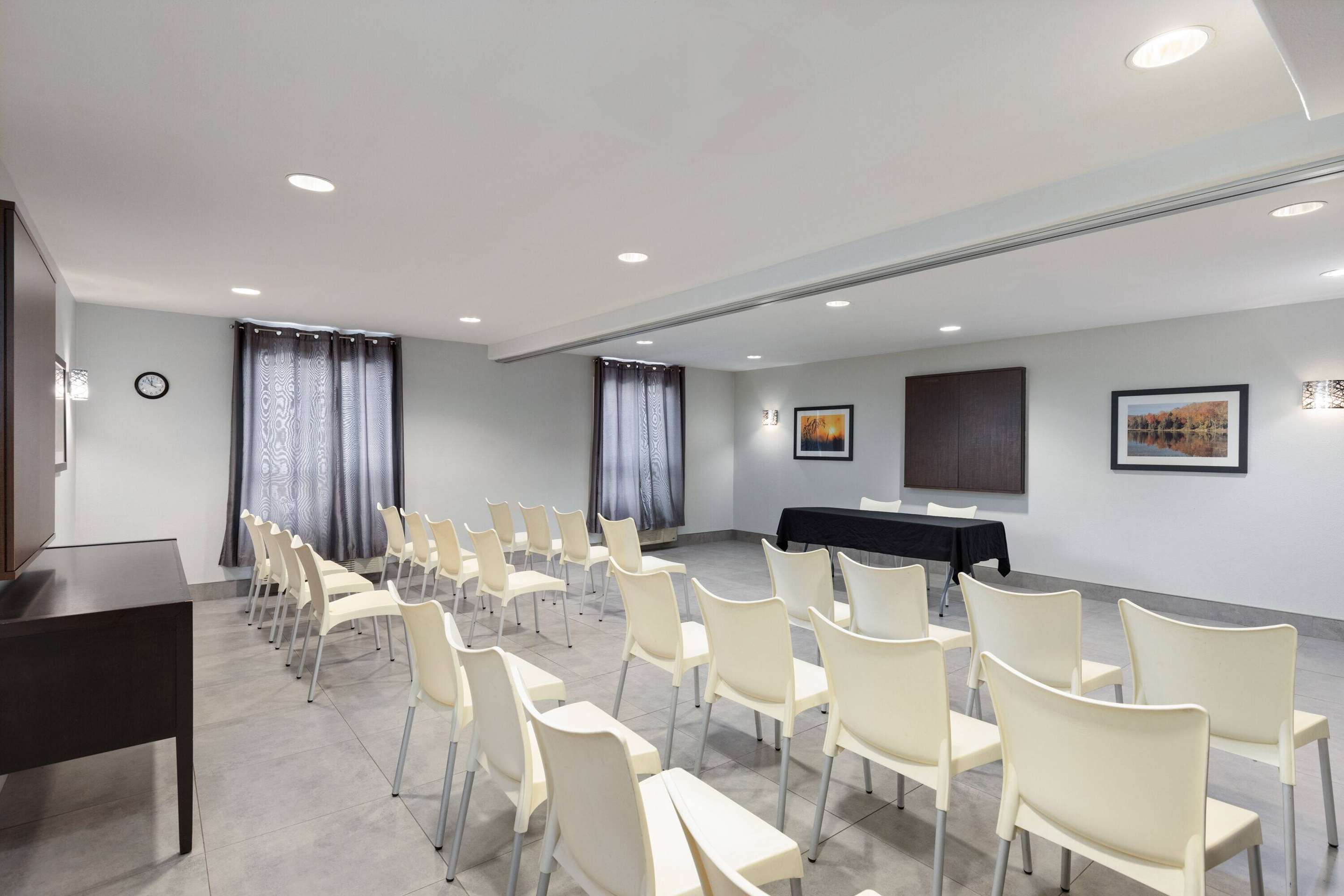 Meeting Room | Super 8 by Wyndham St-Jerome