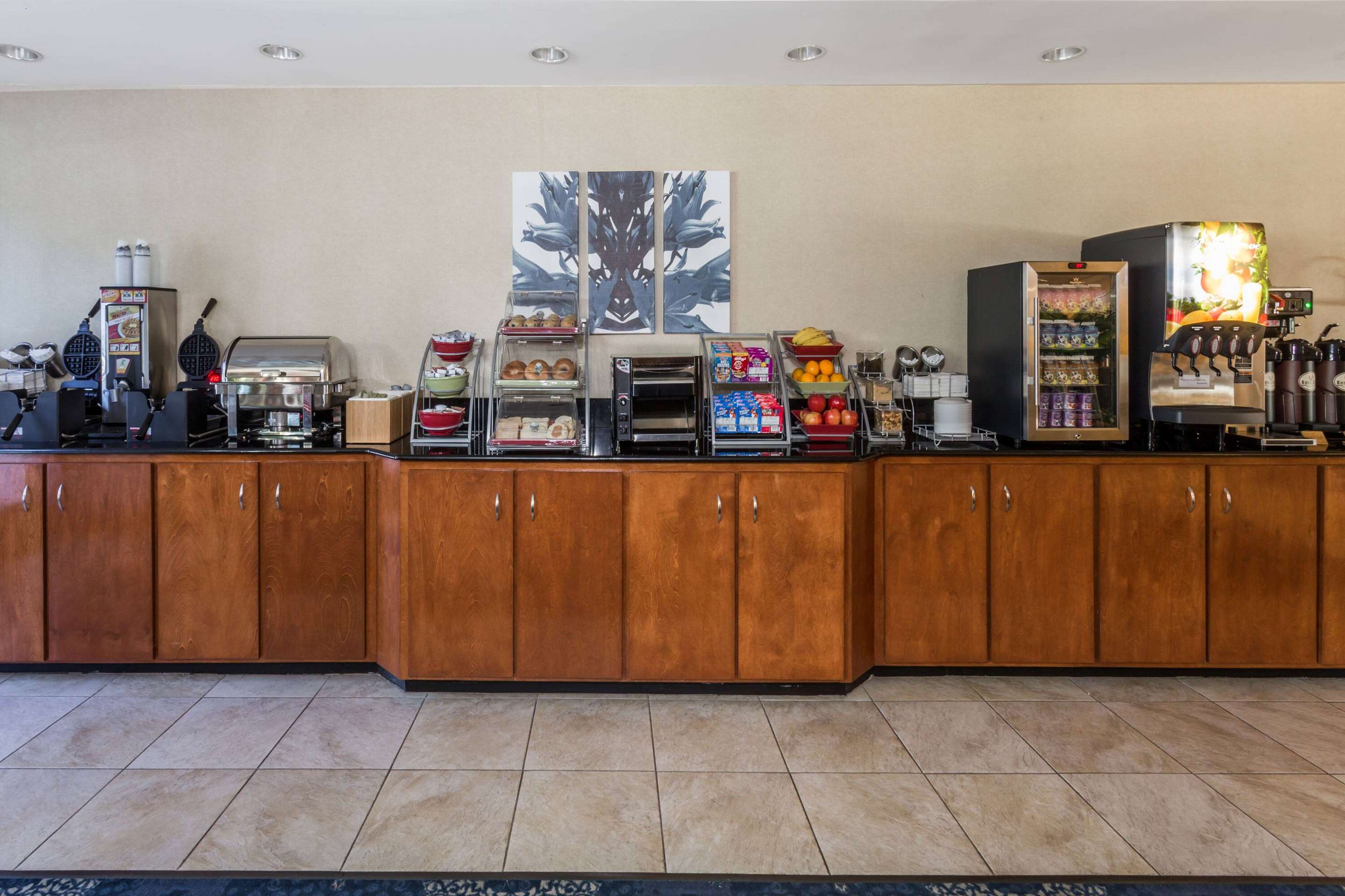 Breakfast Area | Wingate by Wyndham Houma LA