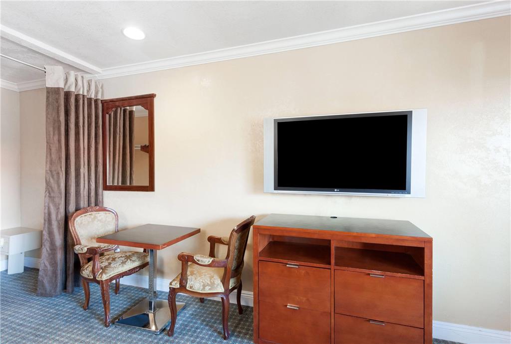 TRAVELODGE BY WYNDHAM EL CAJON-guestroom-Guest Room,On-Site.jpg