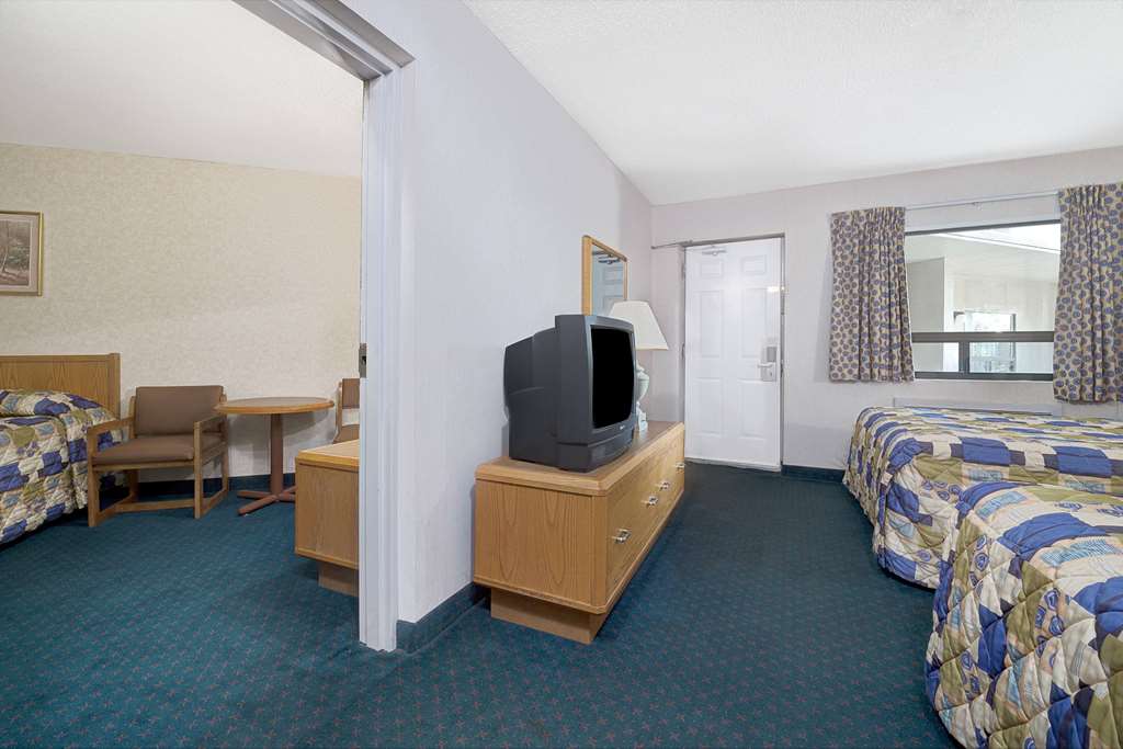SUPER 8 BY WYNDHAM NIAGARA FALLS NO-guestroom-Guest Room,Suite,On-Site.jpg