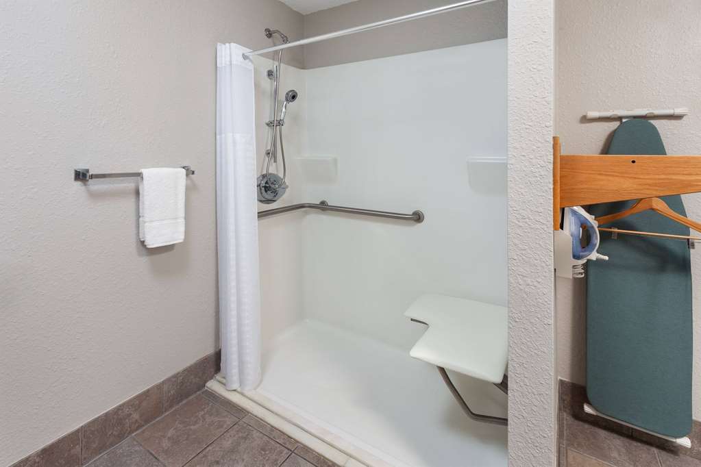 DAYS INN BY WYNDHAM MELBOURNE-guestroom-Guest Room,Bathroom,Shower,Accessibility,On-Site.jpg
